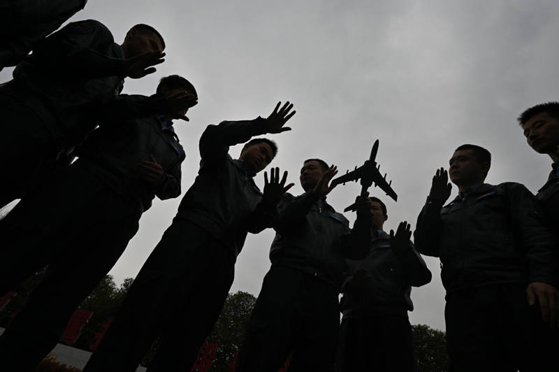 Pilotos del Ejército Popular de Liberación dialogan sobre tácticas de combate y el entrenamiento aéreo en un aeropuerto de la provincia de Shaanxi, 25 de marzo del 2021. 