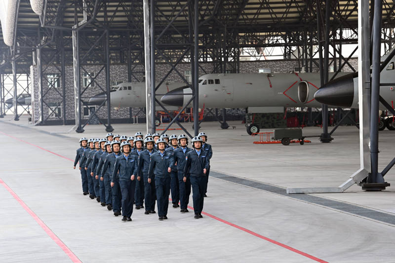 Pilotos del Ejército Popular de Liberación marchan hacia el entrenamiento aéreo en un aeropuerto de la provincia de Shaanxi, 25 de marzo del 2021. 