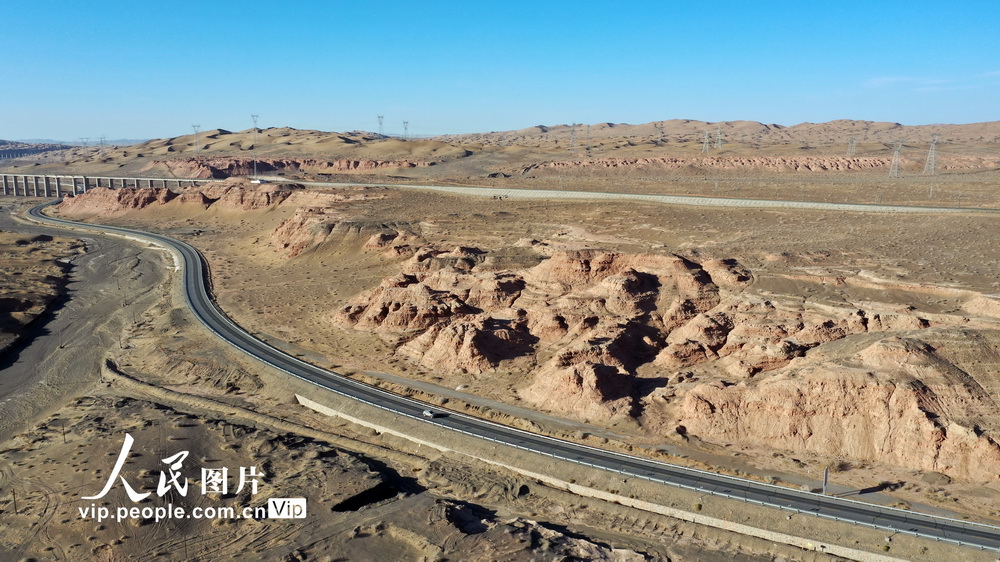 Una carretera que serpentea por las profundidades del desierto en Akesai, provincia de Gansu
