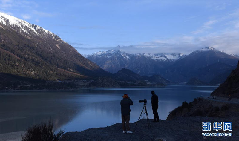 Aumenta el turismo a lo largo de la autopista Sichuan-Tibet