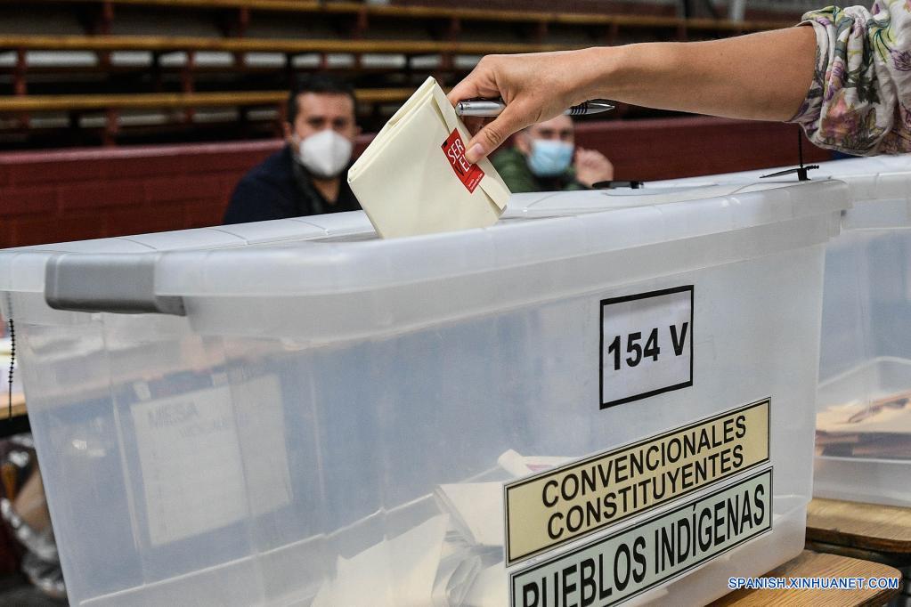 Una mujer emite su voto en un centro de votación durante las elecciones de alcaldes, concejales, gobernadores regionales y convencionales constituyentes, en Santiago, capital de Chile, el 15 de mayo de 2021. Chile celebra este fin de semana una jornada histórica de elecciones, en las que 14,9 millones de votantes escogerán alcaldes, concejales y por primera vez gobernadores regionales y convencionales constituyentes, bajo estrictas medidas para evitar los contagios de la enfermedad del nuevo coronavirus (COVID-19). (Xinhua/Jorge Villegas)