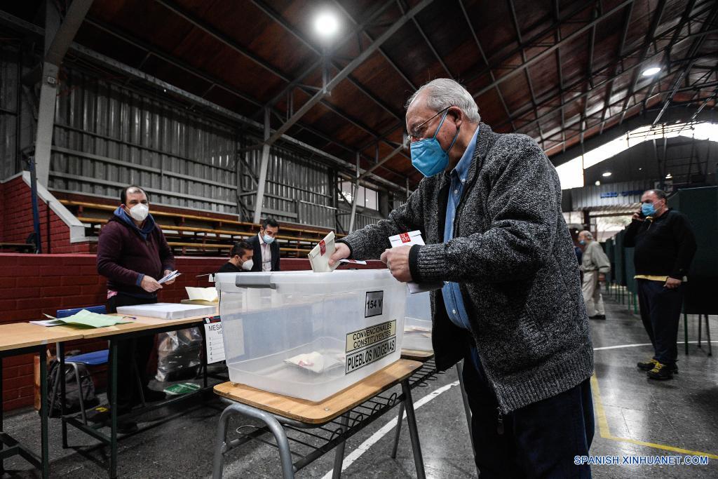 Un hombre emite su voto en un centro de votación durante las elecciones de alcaldes, concejales, gobernadores regionales y convencionales constituyentes, en Santiago, capital de Chile, el 15 de mayo de 2021. Chile celebra este fin de semana una jornada histórica de elecciones, en las que 14,9 millones de votantes escogerán alcaldes, concejales y por primera vez gobernadores regionales y convencionales constituyentes, bajo estrictas medidas para evitar los contagios de la enfermedad del nuevo coronavirus (COVID-19). (Xinhua/Jorge Villegas)