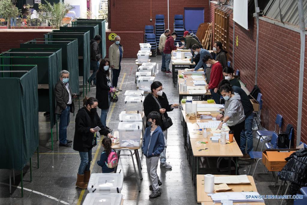 Personas se preparan para emitir su voto en un centro de votación durante las elecciones de alcaldes, concejales, gobernadores regionales y convencionales constituyentes, en Santiago, capital de Chile, el 15 de mayo de 2021. Chile celebra este fin de semana una jornada histórica de elecciones, en las que 14,9 millones de votantes escogerán alcaldes, concejales y por primera vez gobernadores regionales y convencionales constituyentes, bajo estrictas medidas para evitar los contagios de la enfermedad del nuevo coronavirus (COVID-19). (Xinhua/Jorge Villegas)