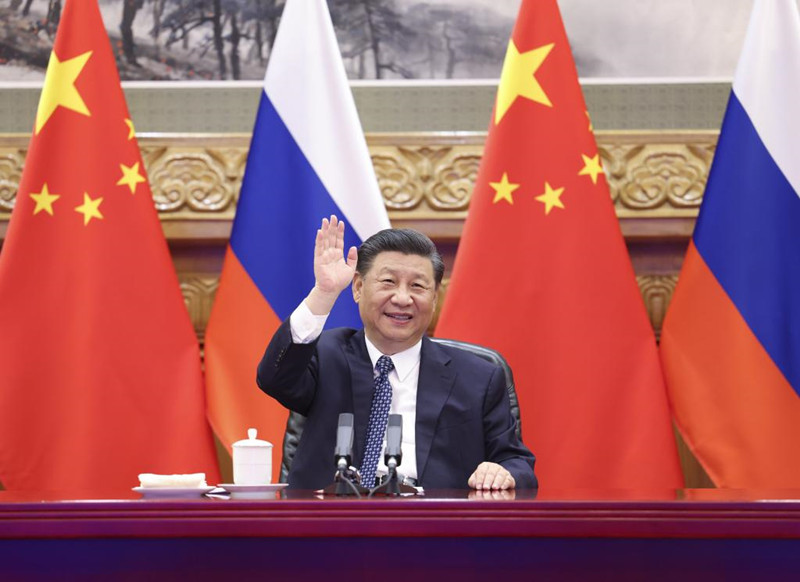 El presidente chino, Xi Jinping, y su homólogo ruso, Vladimir Putin, presencian la ceremonia de inicio de obras de un proyecto bilateral de cooperación en energía nuclear, la planta de energía nuclear de Tianwan y la planta de energía nuclear de Xudapu, a través de un enlace de video, en Beijing, capital de China, el 19 de mayo de 2021. (Xinhua/Huang Jingwen)