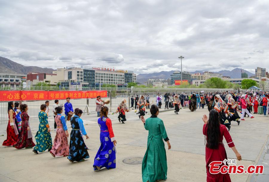 Un espectáculo de danza tiene lugar fuera de la estación de Lhasa, en la región autónoma del Tíbet en el noroeste de China, el 26 de mayo de 2021. (Foto / China News Service）