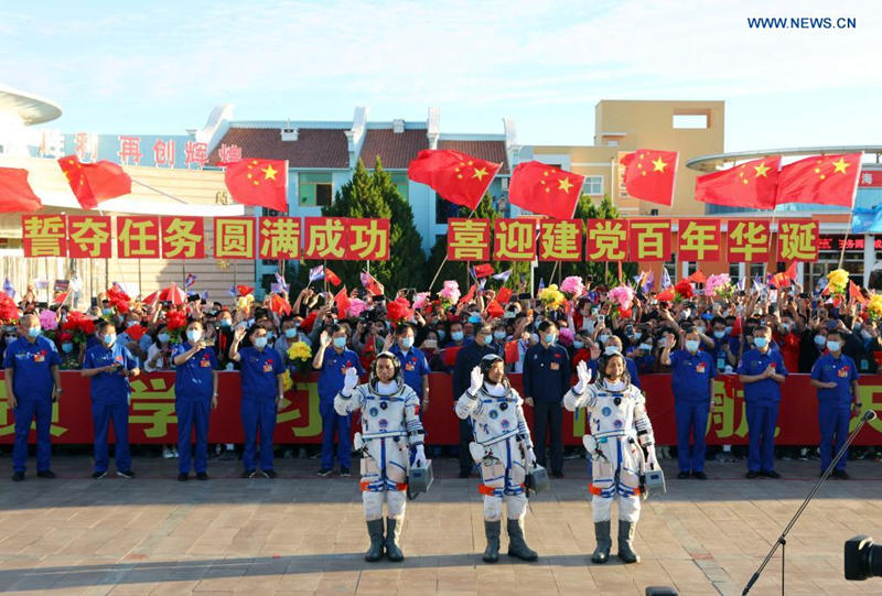 Realizan ceremonia de despedida para astronautas chinos de misión Shenzhou-12
