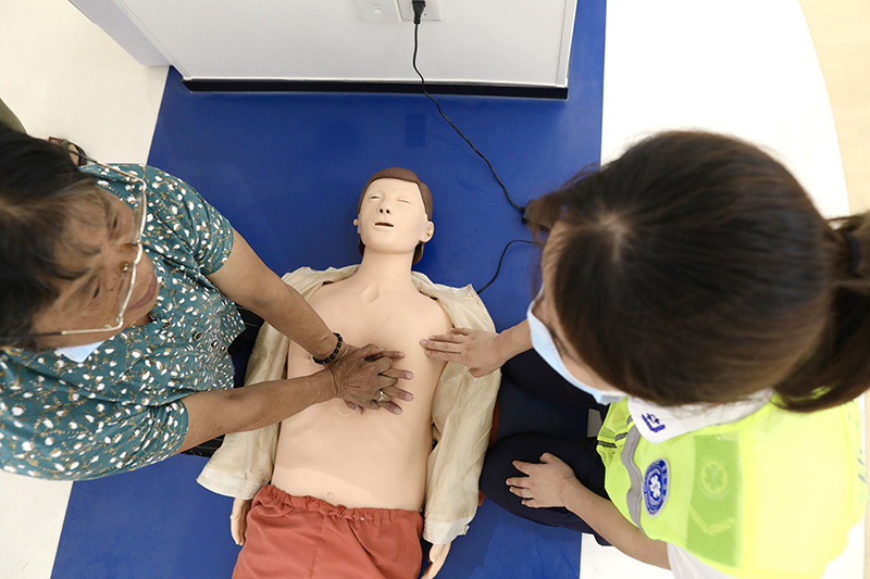 Una residenta de la tercera edad aprende habilidades de primeros auxilios de reanimación cardiopulmonar en un centro de salud pública de Yaozhuang, condado de Jiashan, en Jiaxing, provincia de Zhejiang, 13 de julio del 2021. [Foto: Zhu Xingxin/ China Daily]