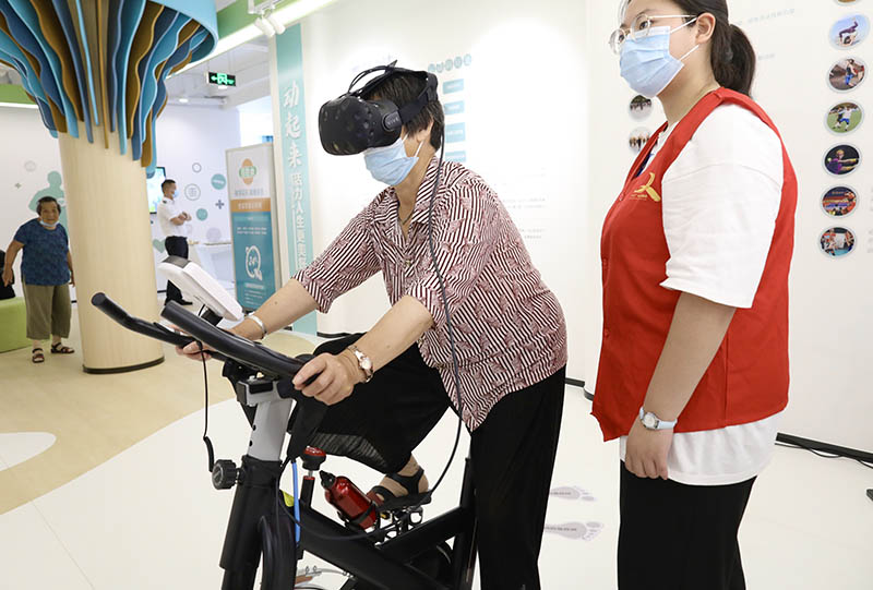 Una residenta de la tercera edad hace ejercicios en un centro de salud pública de Yaozhuang, condado de Jiashan, en Jiaxing, provincia de Zhejiang, 13 de julio del 2021. [Foto: Zhu Xingxin/ China Daily]