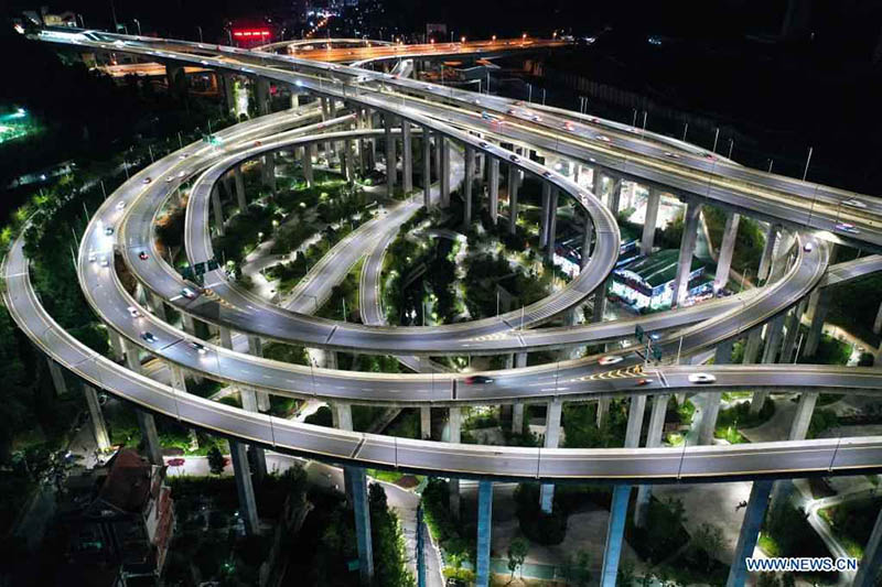 Foto aérea tomada el 21 de julio de 2021 muestra el paso elevado de Qianchun en Guiyang, en la provincia de Guizhou, suroeste de China. 