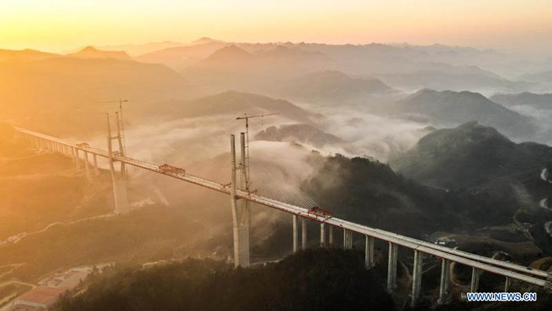 Foto aérea tomada el 9 de agosto de 2021 muestra un mega puente de la autopista Pingtang-Luodian en la provincia de Guizhou, suroeste de China. 