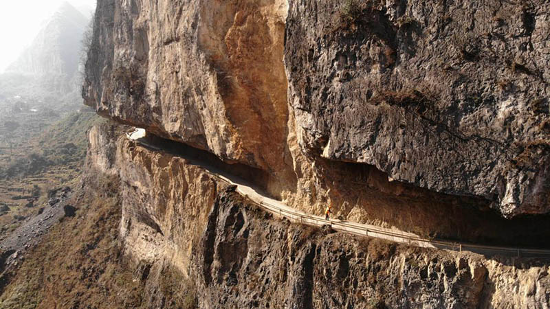Una carretera construida a mano a lo largo de los acantilados conecta la aldea de Shibanhe en la provincia de Guizhou con el mundo exterior. [Foto de Han Xianpu / para chinadaily.com.cn]
