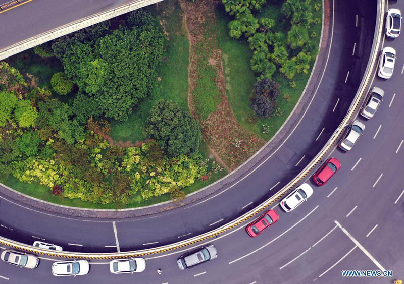 Foto aérea tomada el 22 de agosto de 2021 muestra a personas estacionando vehículos en un paso elevado en Zhengzhou, capital de la provincia de Henan, en el centro de China. (Xinhua / Zhang Haoran)