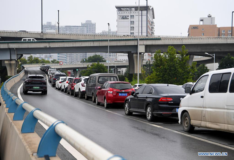 Personas estacionan vehículos en Jinshui Road en Zhengzhou, capital de la provincia de Henan, en el centro de China, el 22 de agosto de 2021. (Xinhua / Zhang Haoran)
