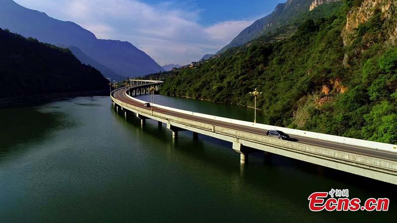 La autopista Guzhao serpentea sobre el río Xiangxi en el condado de Xingshan, en la provincia central china de Hubei. (Foto: Servicio de Noticias de China/ Yuan Xuanguo)