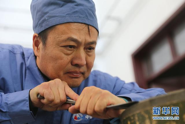 Un hombre talla la pólvora en un motor de cohete