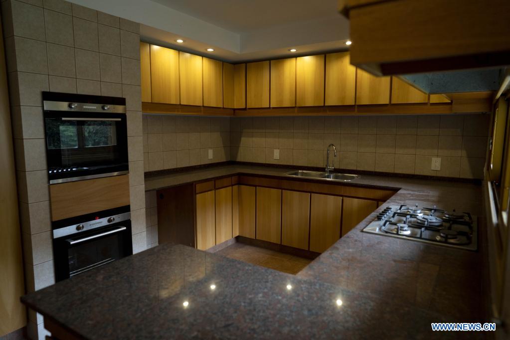 BUENOS AIRES, 15 diciembre, 2021 (Xinhua) -- Imagen del 15 de diciembre de 2021 de la cocina de la casa que perteneció al fallecido ex astro argentino del fútbol, Diego Armando Maradona, y que será subastada junto a otros bienes durante "La subasta del 10", en la ciudad de Buenos Aires, Argentina. Una icónica casa de la ciudad de Buenos Aires que perteneció a Maradona, será subastada el domingo próximo junto a otros bienes. (Xinhua/Martín Zabala)