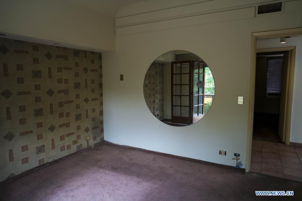  BUENOS AIRES, 15 diciembre, 2021 (Xinhua) -- Imagen del 15 de diciembre de 2021 de una habitación de la casa que perteneció al fallecido ex astro argentino del fútbol, Diego Armando Maradona, y que será subastada junto a otros bienes durante "La subasta del 10", en la ciudad de Buenos Aires, Argentina. Una icónica casa de la ciudad de Buenos Aires que perteneció a Maradona, será subastada el domingo próximo junto a otros bienes. (Xinhua/Martín Zabala)