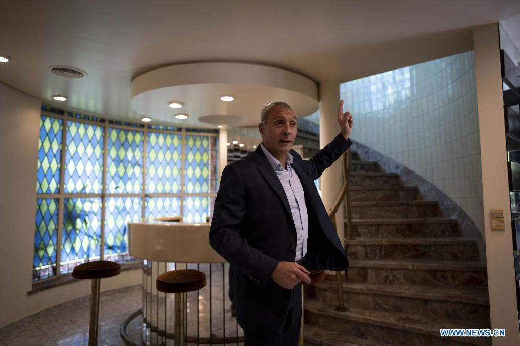  BUENOS AIRES, 15 diciembre, 2021 (Xinhua) -- Adrián Mercado, organizador de "La subasta del 10", muestra el interior de la casa que perteneció al fallecido ex astro argentino del fútbol, Diego Armando Maradona, y que será subastada junto a otros bienes, en la ciudad de Buenos Aires, Argentina. Una icónica casa de la ciudad de Buenos Aires que perteneció a Maradona, será subastada el domingo próximo junto a otros bienes. (Xinhua/Martín Zabala)