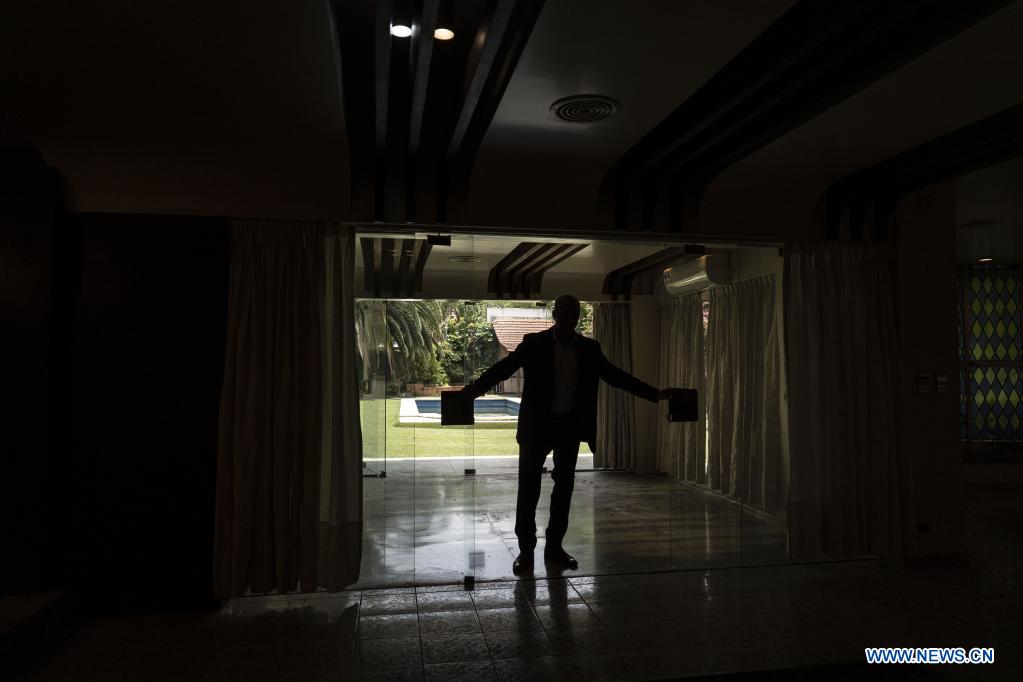  BUENOS AIRES, 15 diciembre, 2021 (Xinhua) -- Adrián Mercado, organizador de "La subasta del 10", muestra el interior de la casa que perteneció al fallecido ex astro argentino del fútbol, Diego Armando Maradona, y que será subastada junto a otros bienes, en la ciudad de Buenos Aires, Argentina. Una icónica casa de la ciudad de Buenos Aires que perteneció a Maradona, será subastada el domingo próximo junto a otros bienes. (Xinhua/Martín Zabala)