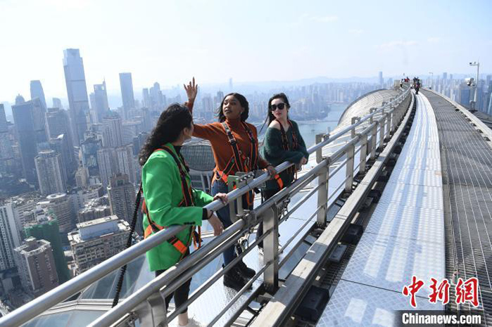 Visitantes disfrutan de la vista desde un gran rascacielos en Chongqing, 23 de febrero del 2022. (Foto: Servicios de Noticias de China/ Zhang Chao)
