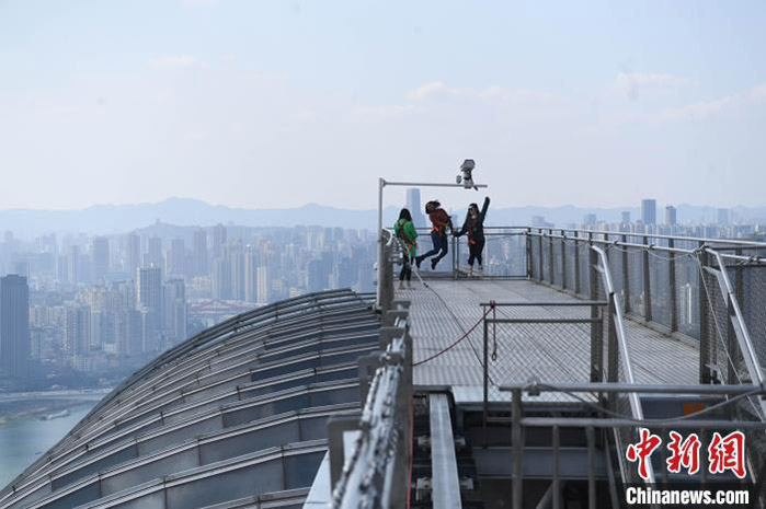 Visitantes disfrutan de la vista desde un gran rascacielos en Chongqing, 23 de febrero del 2022. (Foto: Servicios de Noticias de China/ Zhang Chao)
