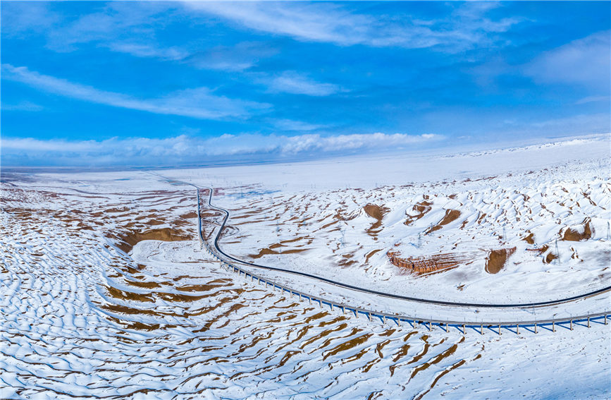 El ferrocarril de Dunhuang serpentea por el desierto de Gobi. Foto cortesía de China Railway Lanzhou Group Co.,Ltd.