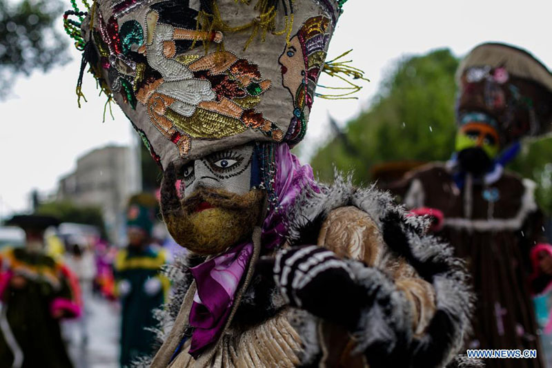 Una persona disfrazada participa en el Carnaval de Xochimilco 2022 en Xochimilco, en la Ciudad de México, capital de México, el 18 de marzo de 2022. (Xinhua/Francisco Ca?edo)
