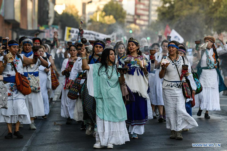 Mujeres participan en una manifestación en el marco del Día Mundial del Agua, en Santiago, capital de Chile, el 22 de marzo de 2022. El Día Mundial del Agua se conmemora anualmente el 22 de marzo para recordar la relevancia del vital líquido. (Xinhua/Jorge Villegas)