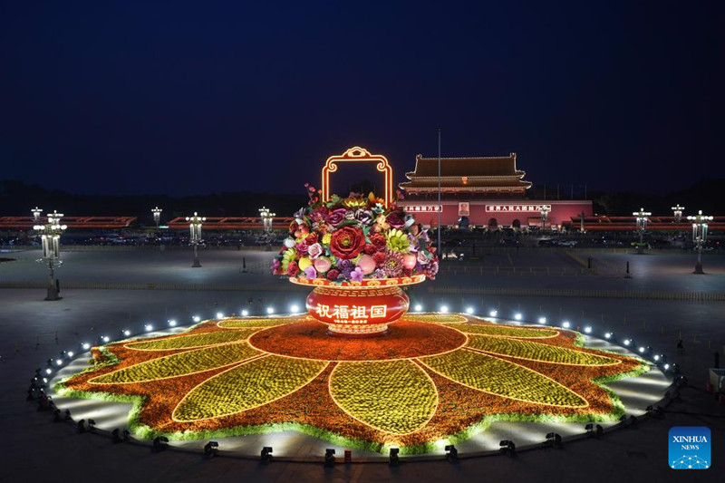 Hermosa “cesta de flores” decora la Plaza Tian'anmen con motivo del Día Nacional