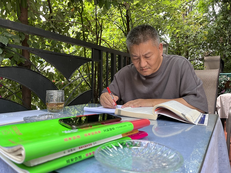 Liang Shi se prepara para su vigésimo sexto Gaokao, 6 de junio de 2022. [Foto: VCG]
