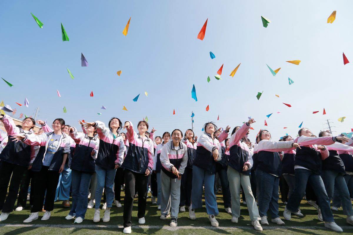 Estudiantes de último a?o de secundaria lanzan aviones de papel para vencer el estrés antes del examen en la ciudad de Huaibei, provincia de Anhui, el 31 de mayo de 2023. [Foto/Xinhua]