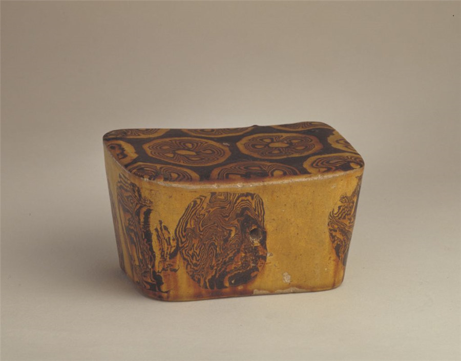 Una almohada de porcelana jaspeada de Gongyi Kiln, de la provincia de Henan. Esta almohada tiene un dise?o peque?o y compacto. Su parte delantera es más baja que la espalda. La almohada también cuenta con un orificio de ventilación. [Foto: portal digital del Museo del Palacio Imperial de Beijing]