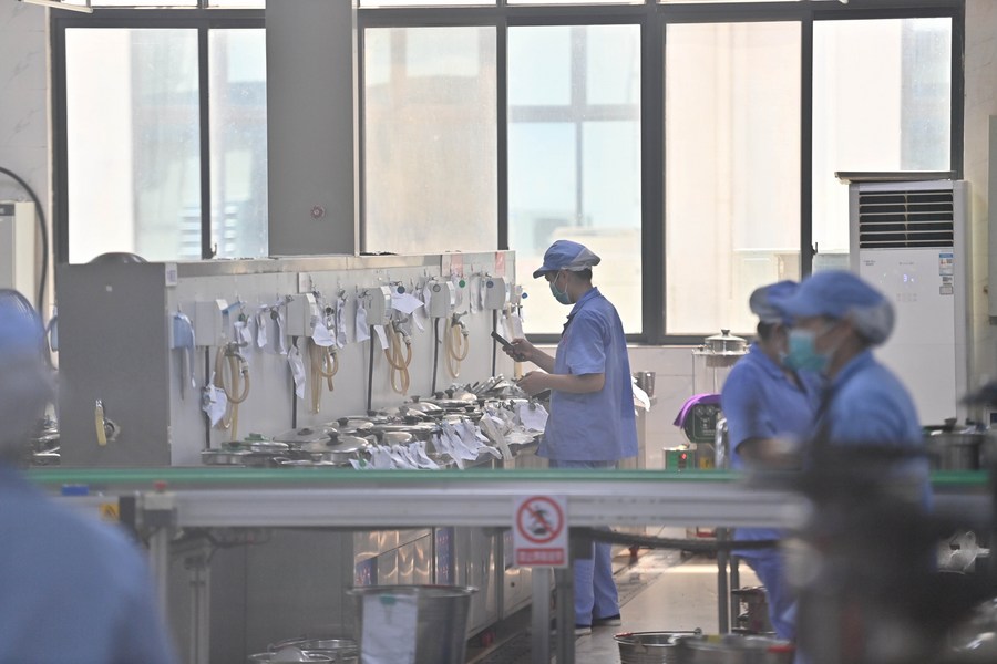 Trabajadores laboran en una línea de producción del Grupo Guangxi Liuyao, una compa?ía farmacéutica, en la ciudad de Liuzhou de la región autónoma de la etnia zhuang de Guangxi, en el sur de China, el 21 de septiembre de 2023. (Xinhua/Huang Xiaobang)
