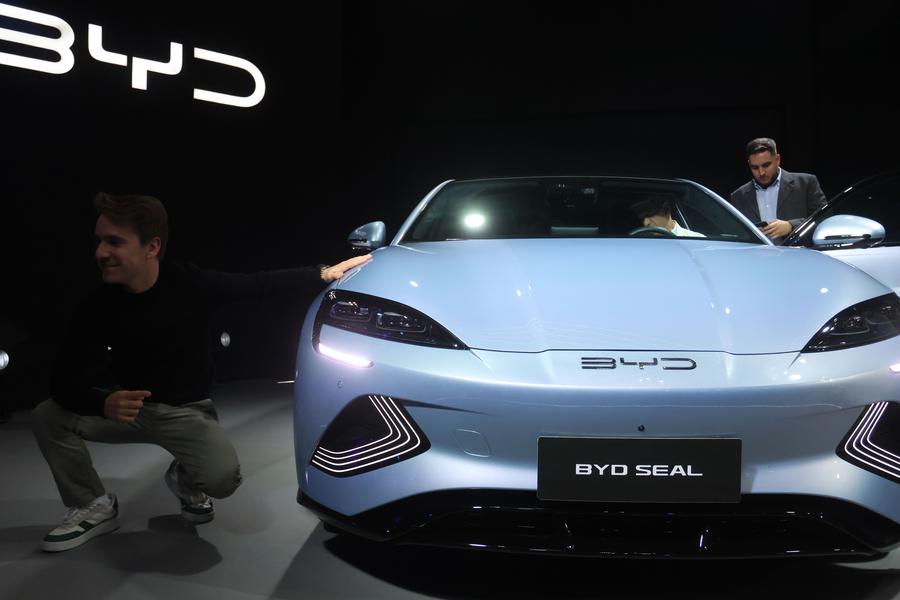 Imagen del 30 de agosto de 2023 de personas asistiendo al lanzamiento del vehículo Seal de BYD, en Sao Paulo, Brasil. (Xinhua/Rahel Patrasso)