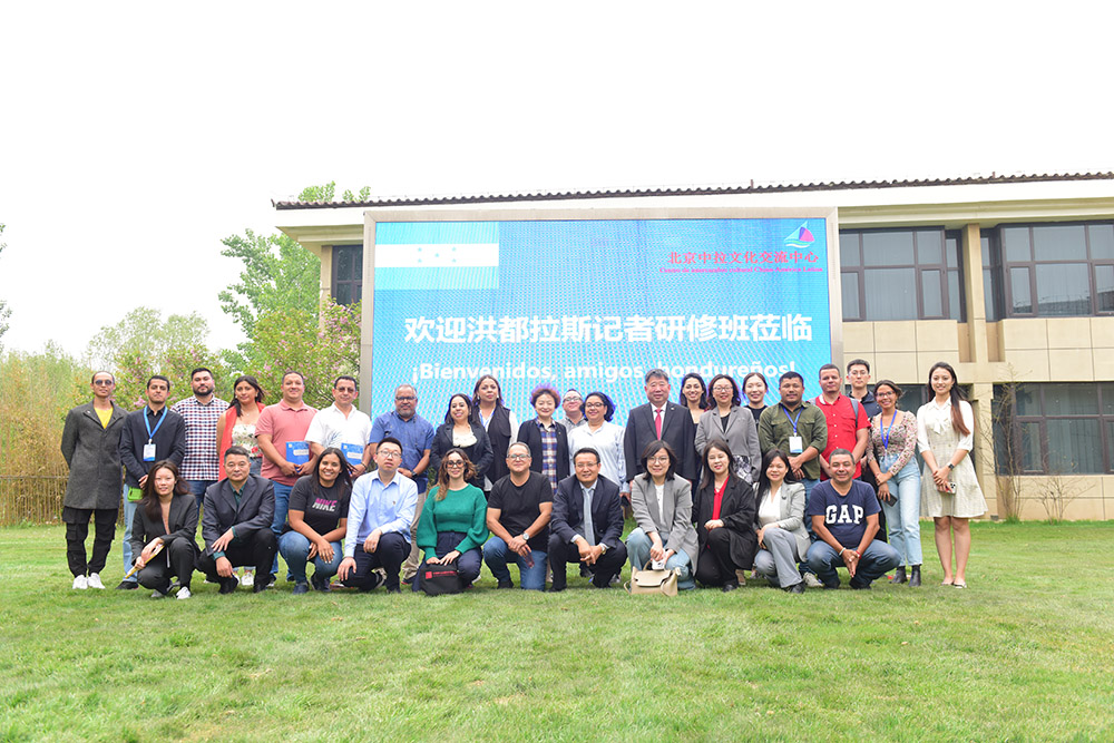 La experiencia de desarrollo de China es digna de aprender, se?aló la diplomática de Honduras