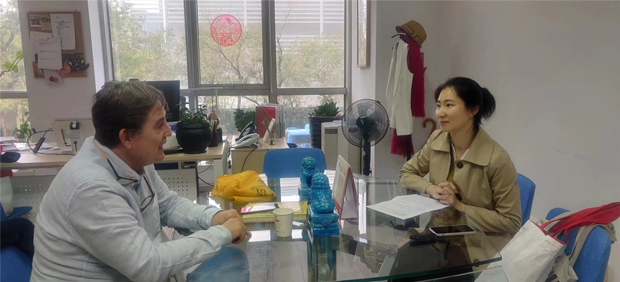 Luis García Montero, director del Instituto Cervantes de Espa?a, recibe una entrevista exclusiva de Diario del Pueblo digital en Beijing. (Foto: Miguel Enríquez/Instituto Cervantes de Pekín)