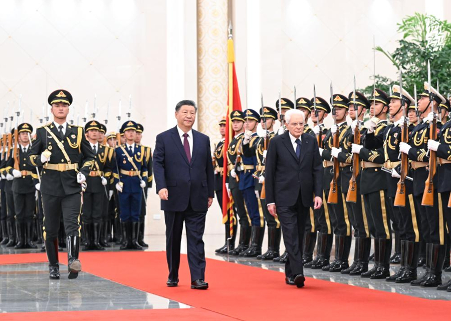 El presidente chino, Xi Jinping, sostiene una ceremonia de bienvenida para el presidente italiano, Sergio Mattarella, en el Salón Norte del Gran Palacio del Pueblo, en Beijing, capital de China, el 8 de noviembre de 2024. Xi sostuvo conversaciones el viernes con Mattarella, quien se encuentra en China para una visita de Estado, en el Gran Palacio del Pueblo en Beijing. (Xinhua/Shen Hong)