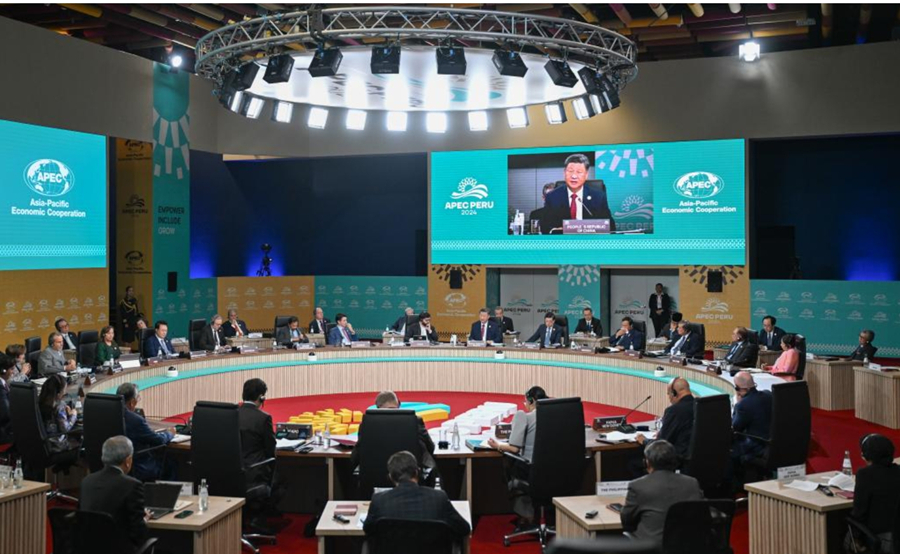 El presidente chino, Xi Jinping, pronuncia un discurso importante titulado "Asumir Juntos las Responsabilidades de Nuestro Tiempo y Promover Juntos el Desarrollo de Asia-Pacífico" en la 31a Reunión de Líderes Económicos de APEC en el Centro de Convenciones de Lima, en Lima, Perú, el 16 de noviembre de 2024. (Xinhua/Xie Huanchi)