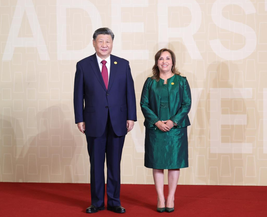 El presidente chino, Xi Jinping, es recibido calurosamente por la presidenta peruana, Dina Boluarte, a su llegada a la 31a Reunión de Líderes Económicos de APEC en el Centro de Convenciones de Lima, en Lima, Perú, el 16 de noviembre de 2024. Xi pronunció el sábado un discurso importante en la reunión titulado "Asumir Juntos las Responsabilidades de Nuestro Tiempo y Promover Juntos el Desarrollo de Asia-Pacífico". (Xinhua/Huang Jingwen) 