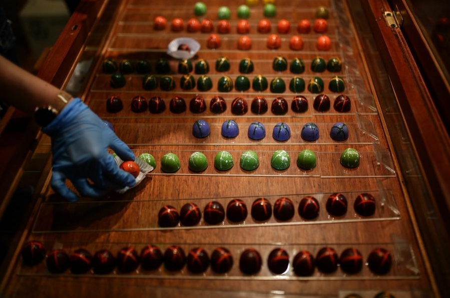 Imagen del 14 de noviembre de 2021 de bombones de chocolate durante la feria Chocoshow, en el recinto ferial Corferias, en Bogotá, Colombia. (Xinhua/Jhon Paz) 