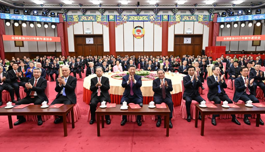 Los líderes del Partido Comunista de China y del Estado Xi Jinping, Li Qiang, Zhao Leji, Wang Huning, Cai Qi, Ding Xuexiang, Li Xi y Han Zheng, asisten a una reunión organizada por el Comité Nacional de la Conferencia Consultiva Política del Pueblo Chino (CCPPCh) para dar la bienvenida al A?o Nuevo, en Beijing, capital de China, el 31 de diciembre de 2024. Los líderes también observaron una presentación en la reunión. (Xinhua/Xie Huanchi)