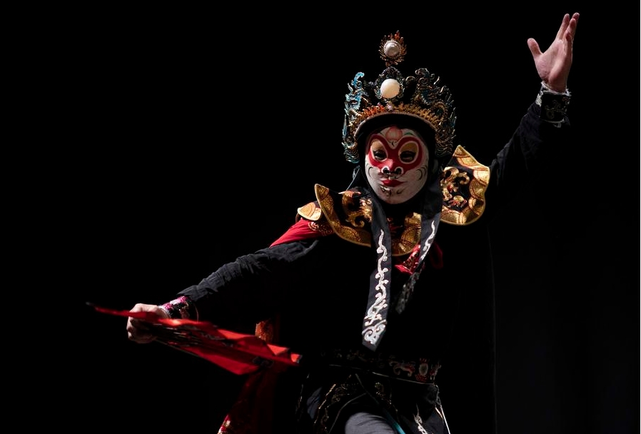 Imagen del 21 de septiembre de 2024 de un artista de la ópera Wu de China realizando una presentación en el teatro Nicolás Avellaneda, en Comayagüela, Honduras. (Xinhua/David de la Paz)