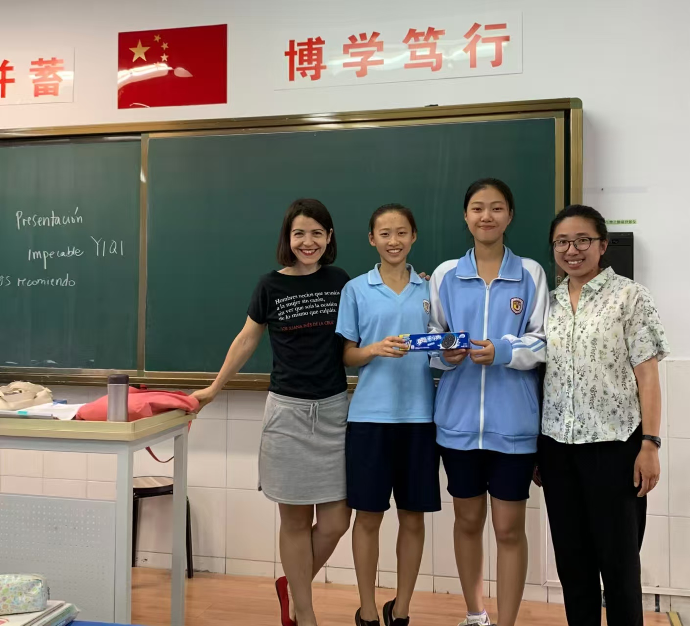 Inma de la Hoz, profesora espa?ola residente en Beijing, junto a sus alumnas chinas. (Foto: cortesía)