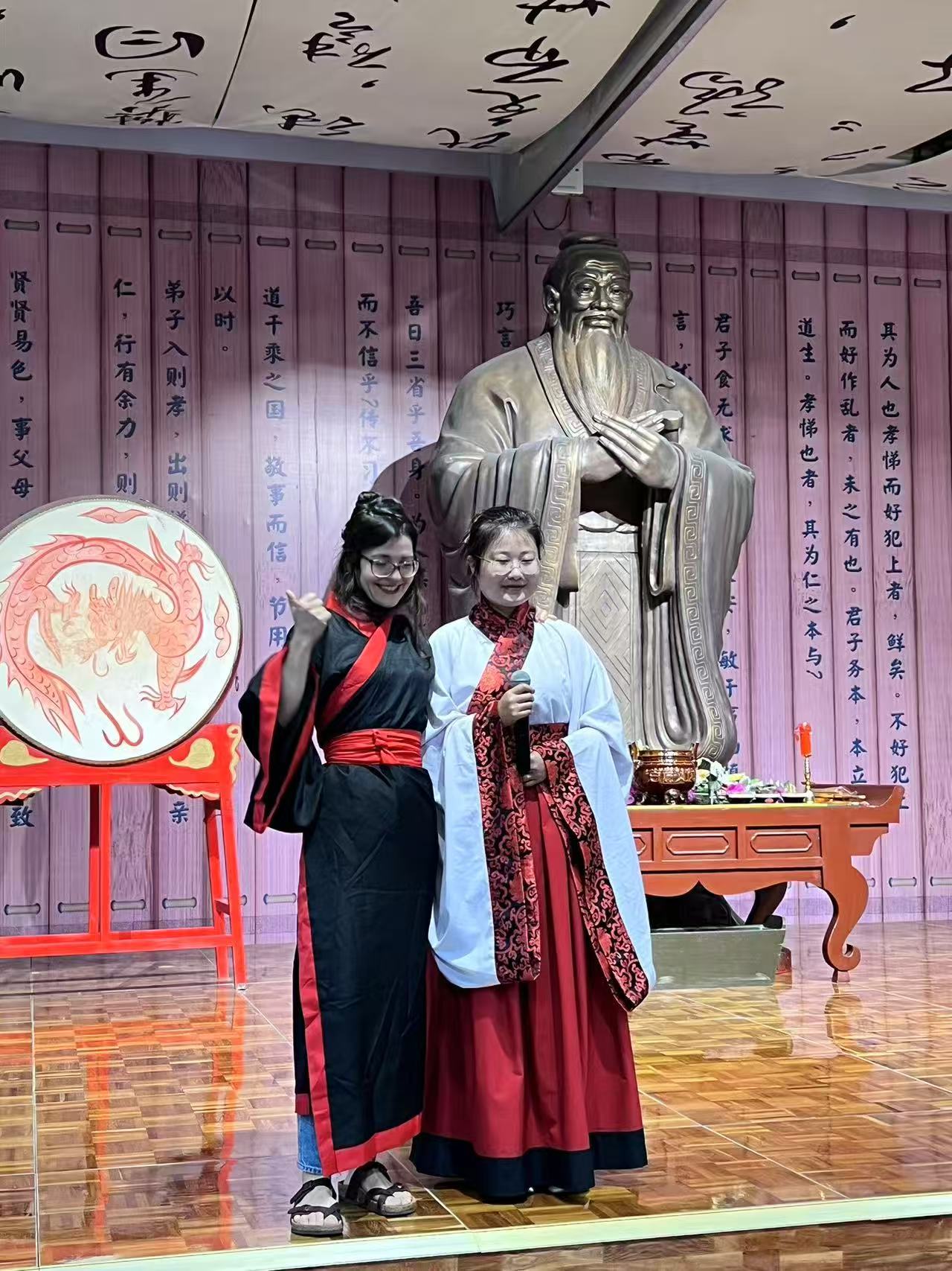 Inma de la Hoz, profesora espa?ola residente en Beijing, participa de actividades educativo-culturales en Beijing. (Foto: cortesía)