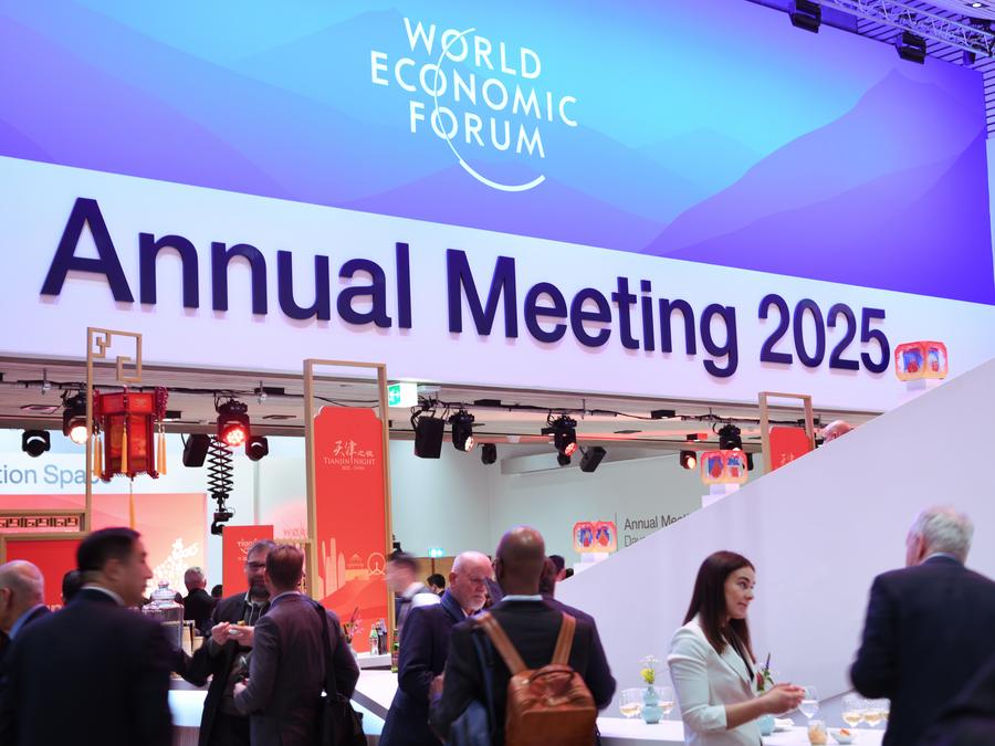 Imagen del 21 de enero de 2025 de participantes asistiendo a una recepción celebrada por la ciudad de Tianjin de China durante la Reunión Anual 2025 del Foro Económico Mundial (FEM), en Davos, Suiza. (Xinhua/Lian Yi) 