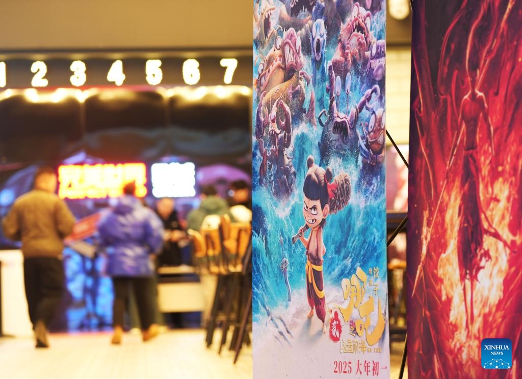 Carteles de la película animada "Ne Zha 2" son vistos en un cine, en Shenyang, en la provincia de Liaoning, en el noreste de China, el 6 de febrero de 2025. La película animada ''Ne Zha 2'', el largometraje de animación que ha arrasado en la taquilla china, ha superado a la epopeya bélica de 2021 ''La batalla del lago Changjin'', para convertirse en la producción más taquillera de todos los tiempos de China. (Xinhua/Li Gang) 