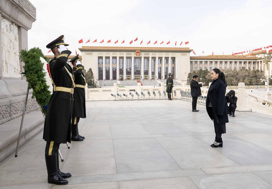 La primera ministra tailandesa, Paetongtarn Shinawatra, deposita una ofrenda floral en el Monumento a los Héroes del Pueblo en la Plaza de Tian'anmen, en Beijing, capital de China, el 6 de febrero de 2025. (Xinhua/Li Tao) 