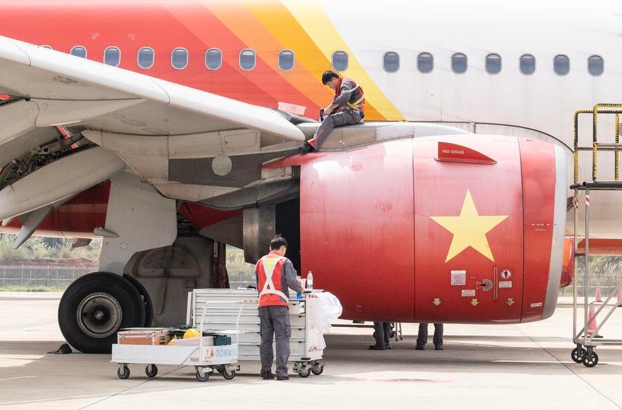 Empleados trabajan en un avión de entrada en una base única de mantenimiento de aeronaves del Puerto de Libre Comercio de Hainan en Haikou, provincia de Hainan, en el sur de China, el 17 de febrero de 2025. (Xinhua/Zhang Liyun)