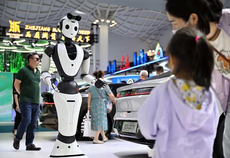 Personas interactúan con un robot de inteligencia artificial (IA) en la IV Exposición Internacional de Productos de Consumo de China (CICPE, por sus siglas en inglés), en Haikou, ciudad capital de la provincia de Hainan, en el sur de China, el 15 de abril de 2024. (Xinhua/Guo Cheng) 