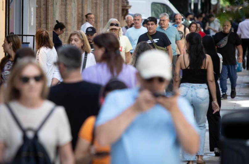 Personas caminan por una calle, en Buenos Aires, capital de Argentina, el 21 de marzo de 2025. (Xinhua/Martín Zabala)